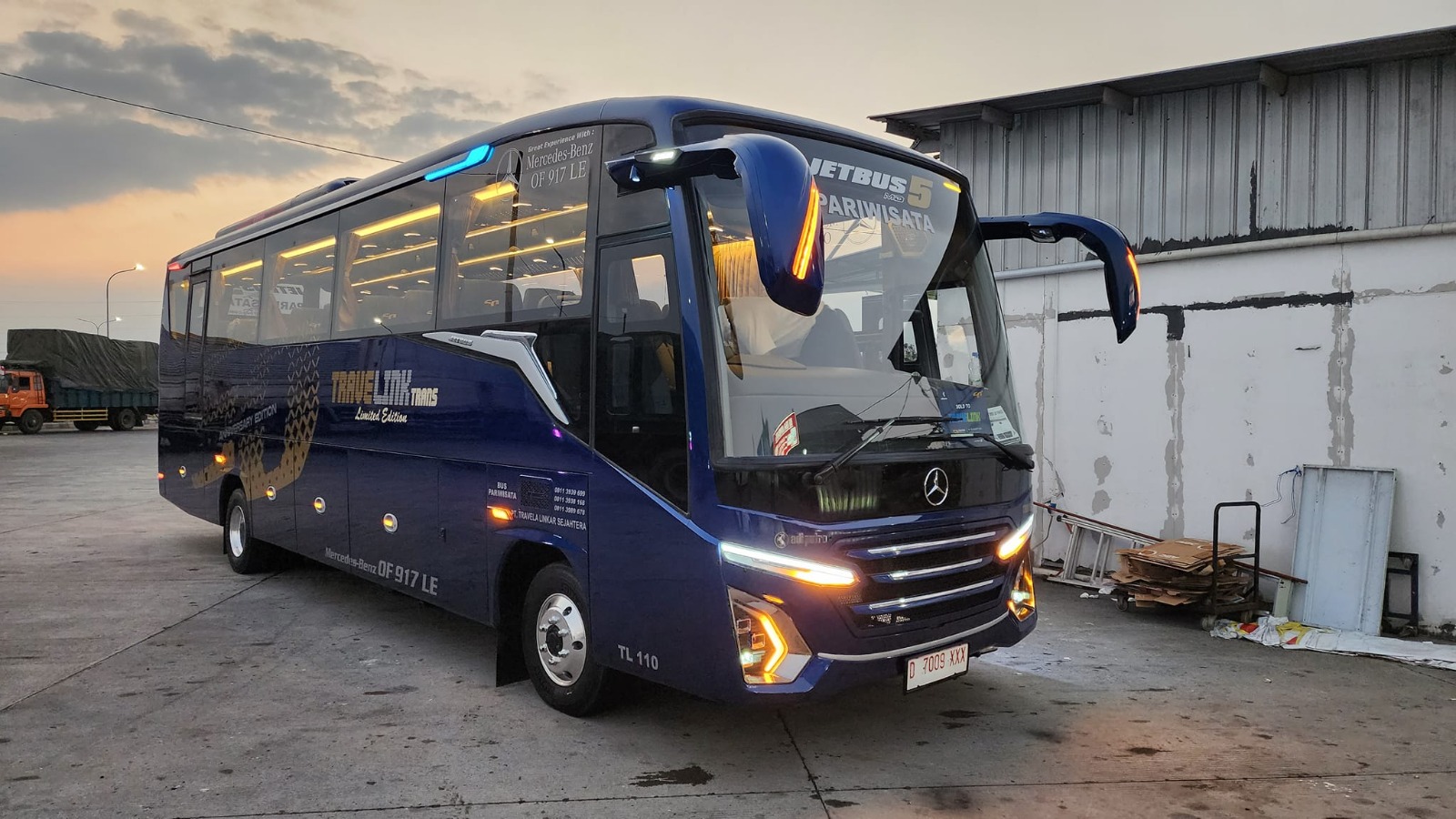 Medium Bus (31–33 Seat)